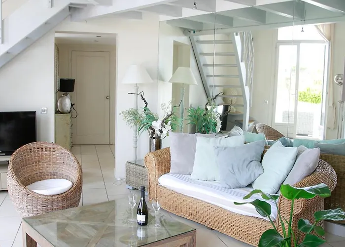 Duplex Climatise Avec Terrasse Vue Au Pied De La 昂蒂布