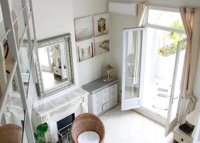 Duplex Climatise Avec Terrasse Vue Au Pied De La 昂蒂布